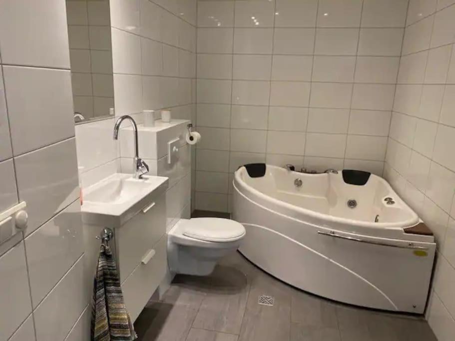 Husavik 2 Bedroom Apartment Экстерьер фото